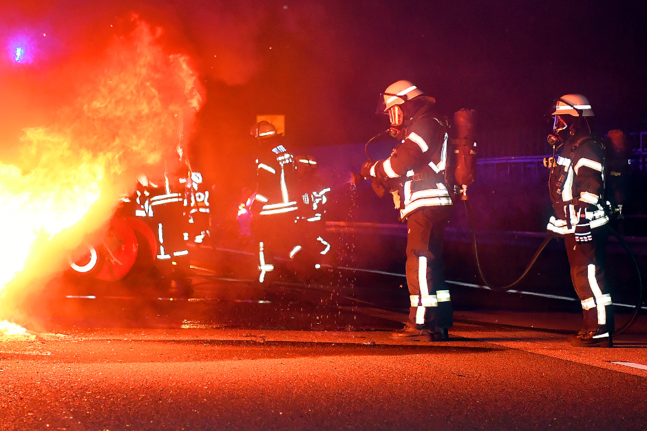 Ein brennender Wohnwagen am Werkszaun im Bereich „Am Hohen Stein“ hat in Wiesbaden kurz vor Mitternacht einen größeren Feuerwehreinsatz ausgelöst. Dank des schnellen Eingreifens der Kräfte konnte eine Ausbreitung auf das Firmengelände und weitere Fahrzeuge verhindert werden.