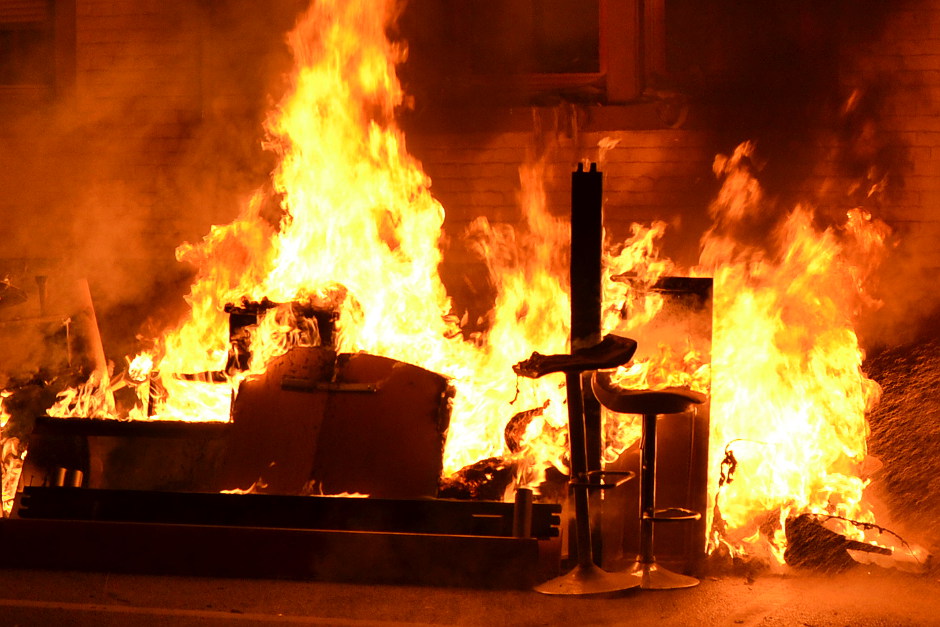 In der Nacht zum Freitag haben Unbekannte in Wiesbaden-Bierstadt Sperrmüll in der Wichernstraße angezündet. Die Feuerwehr löschte den Brand, verletzt wurde niemand.
