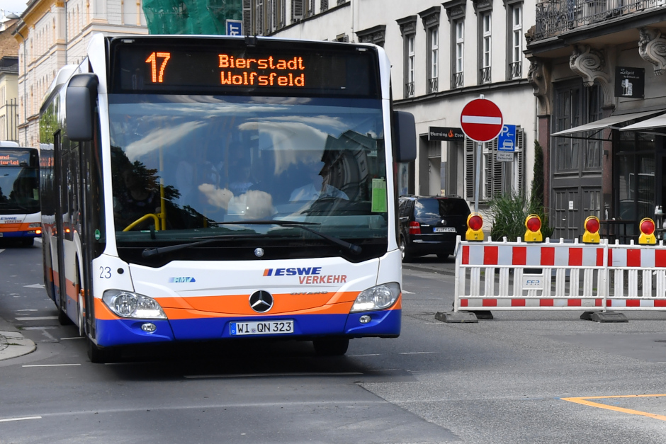 Busumleitung in Wiesbaden-Bierstadt wegen der Sperrung der Limesstraße.