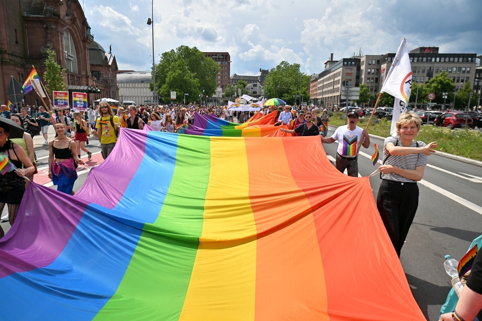 Wiesbaden bekennt Farbe: Vom 29. bis 31. Mai 2026 verwandelt sich die Landeshauptstadt in ein pulsierendes Zentrum für Akzeptanz, Vielfalt und lautstarken gesellschaftspolitischen Protest. Unter dem unmissverständlichen Motto „Laut. Stolz. Unaufhaltsam. – Kein Schritt zurück!“ rollt das PRIDE-Wochenende an. Was einst als klassischer Christopher Street Day (CSD) begann, ist längst zu einem dreitägigen Kultur- und Demofestival herangewachsen, das Tausende Menschen aus der gesamten Region anziehen wird. Wir haben das komplette Programm im Überblick.
