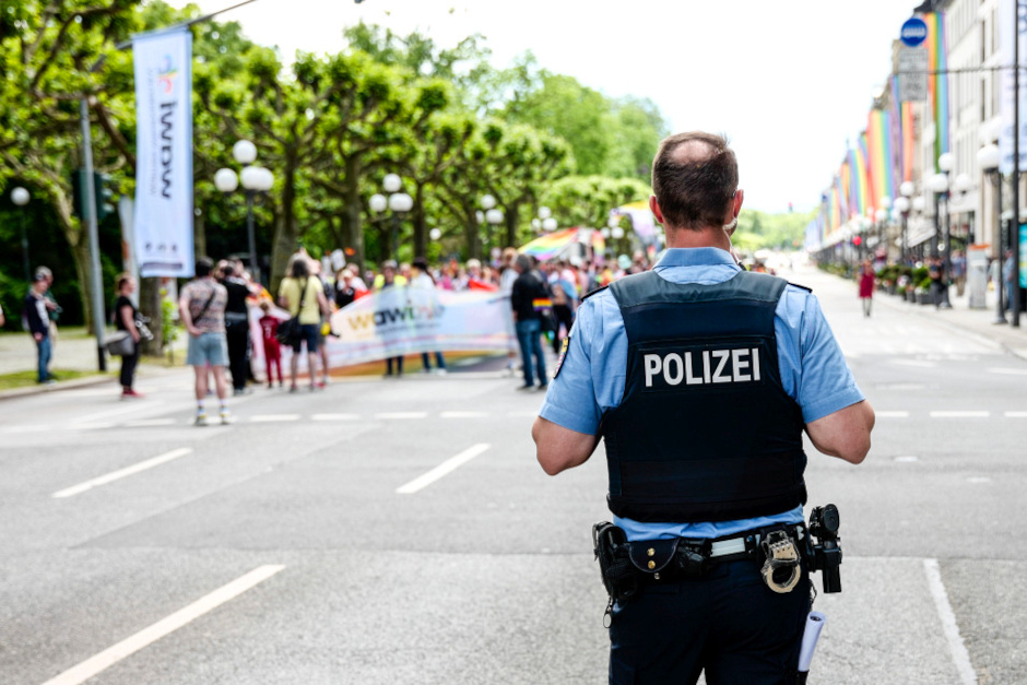 Zum Internationalen Tag gegen Homo-, Bi-, Inter- und Transfeindlichkeit betont die Polizei Westhessen: Diskriminierung und Hass gegen LSBT*IQ-Menschen dürfen keinen Platz haben. Zugleich verweist das Präsidium auf spezialisierte Ansprechpersonen, Infostände beim CSD und eine offene Sprechstunde in Wiesbaden.