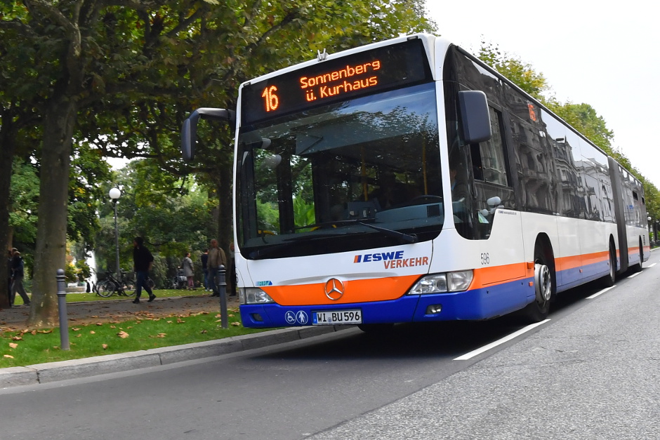 Mit dem Bus zum Kranzplatzfest in die Wiesbadener-Innenstadt. ESWE Verkehr bietet das Veranstaltungsticket an.