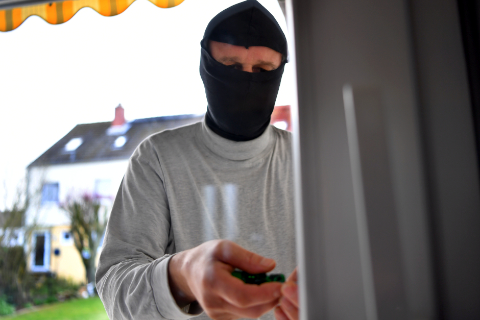 Einbruch in ein Wohnhaus zwischen Dienstag und Mittwoch in Wiesbaden. Der Täter hebelte die Terrassentür dazu auf.