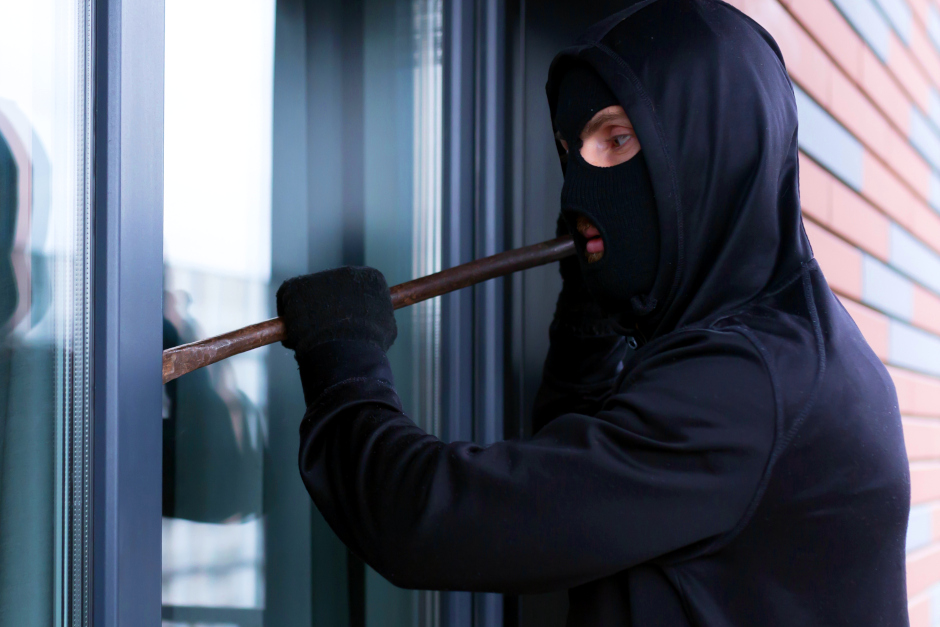 Einbrecher schlagen am Wochenende in Wiesbaden zu: Kirchhohl Naurod (Tür eingetreten), Hessenring (Wohnung geplündert), An der Leimenkaut (EFH ausgeräumt). Polizei sucht Zeugen.