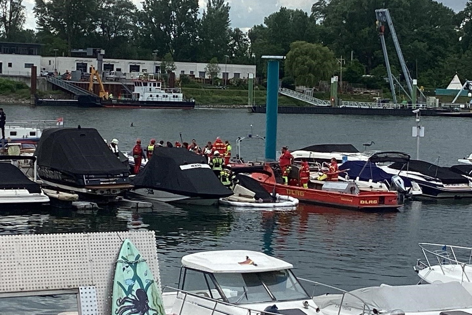 Einsatz im Schiersteiner Hafen gesunkenes Sportboot