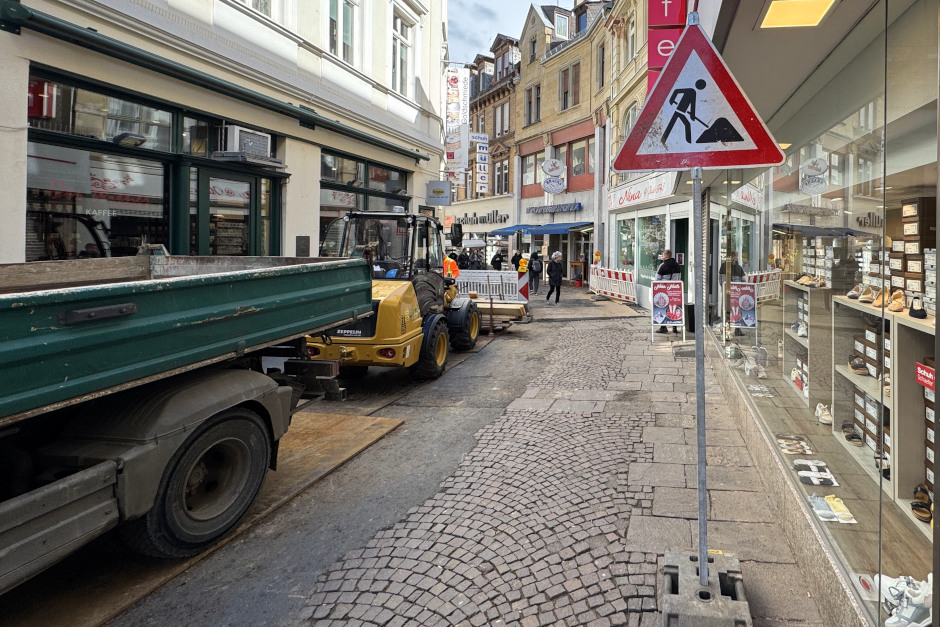 Nach der Modernisierung der Versorgungsleitungen startet in der Ellenbogengasse nun die letzte Phase der Erneuerung. Die Stadt passt die Oberflächenbefestigung an die Fußgängerzone an, die Erreichbarkeit der Geschäfte bleibt dabei abschnittsweise gewährleistet.
