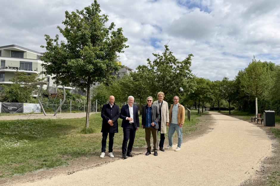Die Fuß- und Radwege in der Eleonorenanlage sowie entlang der Wiesbadener Straße wurden komplett erneuert und ans Rheinufer angebunden. Im Rahmen der Helling Höfe-Quartiersentwicklung finanzierte Investor Lyson die Infrastrukturmaßnahmen.