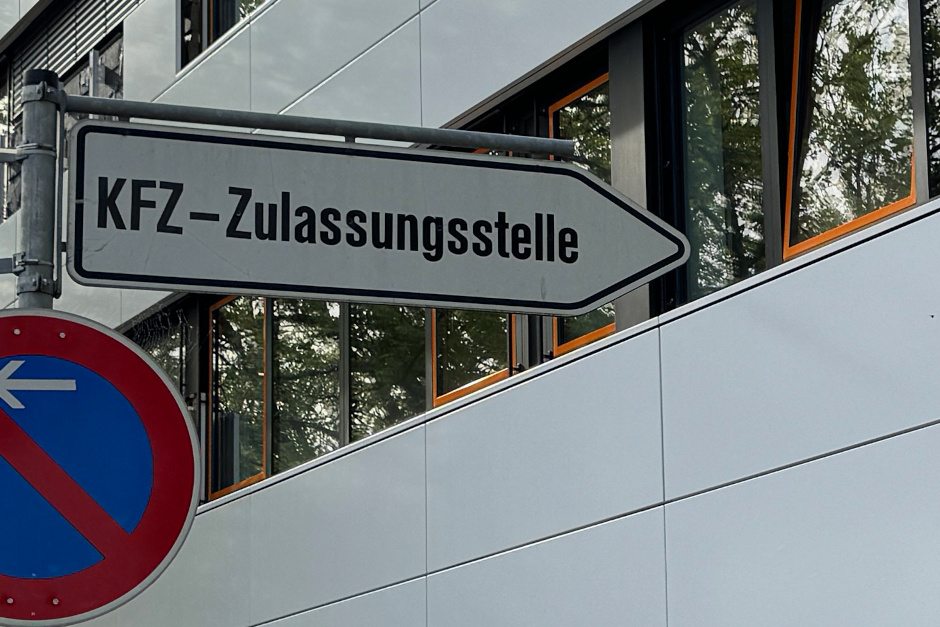 Wer für Freitag, den 8. Mai, einen Gang zur Fahrerlaubnis- oder Zulassungsbehörde geplant hat, muss umdisponieren. Wegen einer internen Veranstaltung schließt die Behörde bereits am Vormittag. Die Stadt bittet die Bürgerinnen und Bürger, stattdessen verstärkt auf die digitalen Online-Dienste auszuweichen.