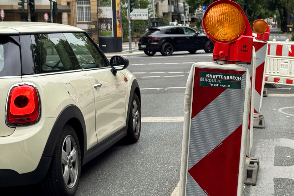 Wichtige Verkehrsader in Wiesbaden-Bierstadt wird zum Nadelöhr: Ab Ende Mai starten umfangreiche Arbeiten zur Verlegung von Stromkabeln. Über zwei Monate lang müssen sich Autofahrer und Radfahrer im Bereich der Bierstadter Höhe auf Behinderungen einstellen. Die Stadt plant das Projekt in vier Phasen, um den Verkehrsfluss bestmöglich zu erhalten.