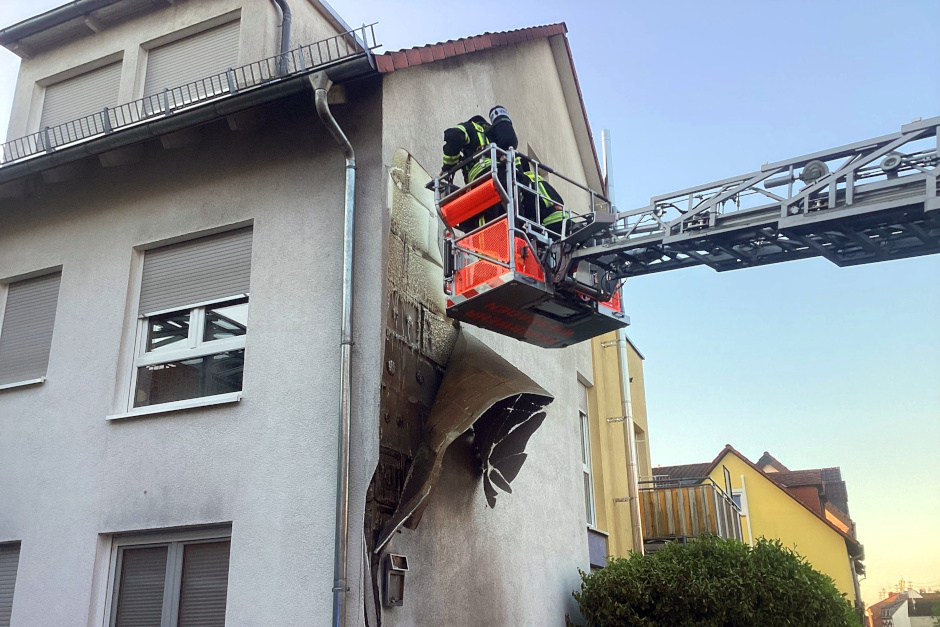 In Wiesbaden-Bierstadt ist in den frühen Morgenstunden des Samstag, 23. Mai, eine Großraummülltonne in Brand geraten. Das Feuer griff auf die Dämmung einer Gebäudefassade über, konnte durch die Feuerwehr jedoch rasch eingedämmt werden.