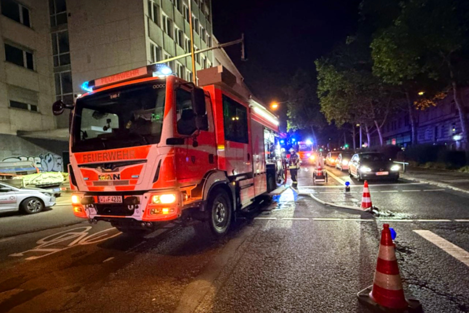 Ein nächtlicher Brandgeruch rief in der Nacht zum Mittwoch ein Großaufgebot der Feuerwehr auf den Plan. An der Ecke Bismarckring/Bleichstraße in Wiesbaden war ein Wohn- und Geschäftshaus komplett verqualmt. Atemschutztrupps mussten in das dunkle Gebäude vordringen, um eine Gefahr für das Westend abzuwenden.