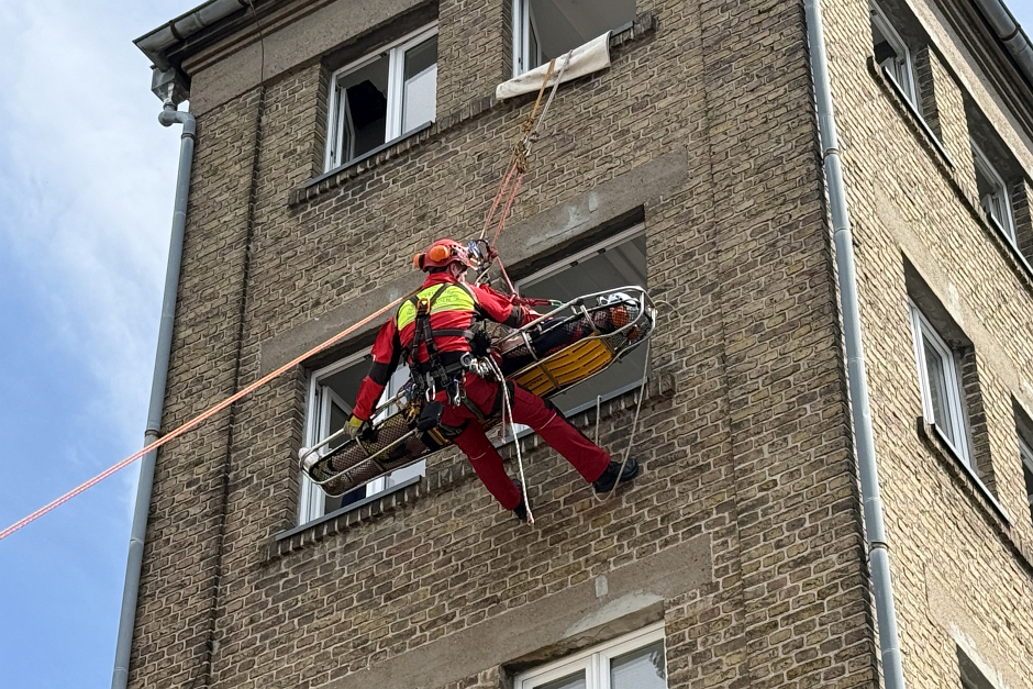 Beim Höfefest am 23. Mai öffnete die Feuerwehr Erbenheim im Hof 6 auf dem Schulhof der Justus-von-Liebig-Schule ihre Tore und bot zum 100-jährigen Bestehen des Schlauchturms spannende Einblicke, Mitmachaktionen und beeindruckende Vorführungen. Besonders die Höhenretterübung und der historische Turm zogen zahlreiche Besucherinnen und Besucher an.