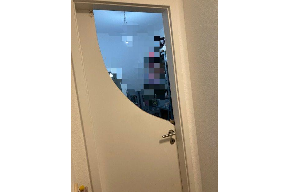 Schneller Einsatz der Wiesbadener Feuerwehr: Fünfjähriges Kind in Südost-Wohnhaus nach umgestürztem Schrank eingesperrt – Säbelsäge schafft Tür frei. Kind unverletzt an Eltern übergeben.