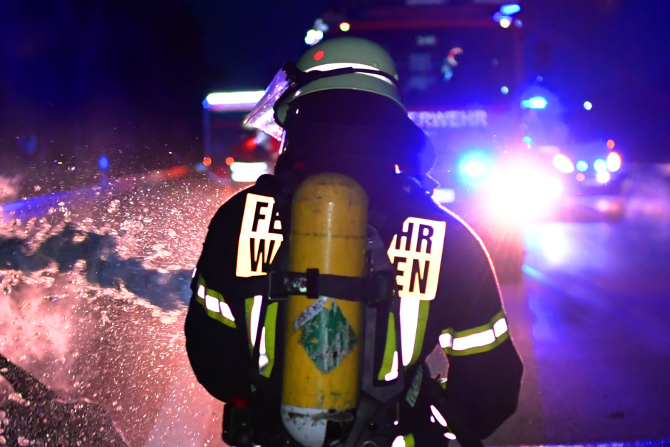 Es wirkt wie ein gefährliches Katz-und-Maus-Spiel: In der Nacht zum Mittwoch wurde Wiesbaden von einer weiteren Welle gezielter Brandstiftungen erschüttert. Innerhalb von nur 15 Minuten brannten an sieben verschiedenen Standorten im Stadtgebiet Mülltonnen lichterloh. Es ist bereits die dritte massive Serie innerhalb kurzer Zeit – die Angst vor einem oder mehreren aktiven Pyromanen im Stadtgebiet wächst.