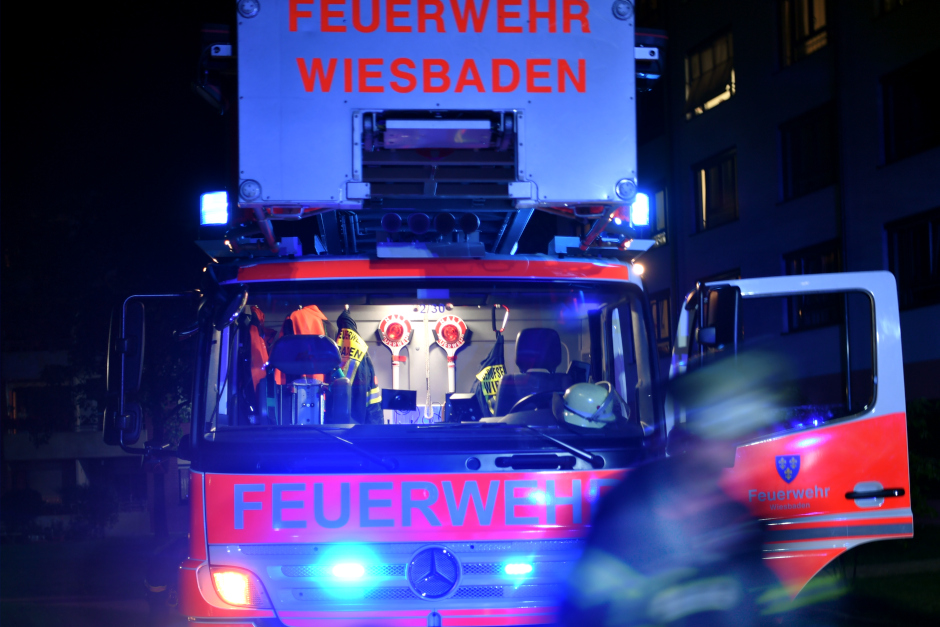 In der Nacht zum Sonntag sind in Wiesbaden erneut mehrere Mülltonnen in Brand gesetzt worden. Betroffen waren die Roonstraße und die Scharnhorststraße, verletzt wurde niemand.