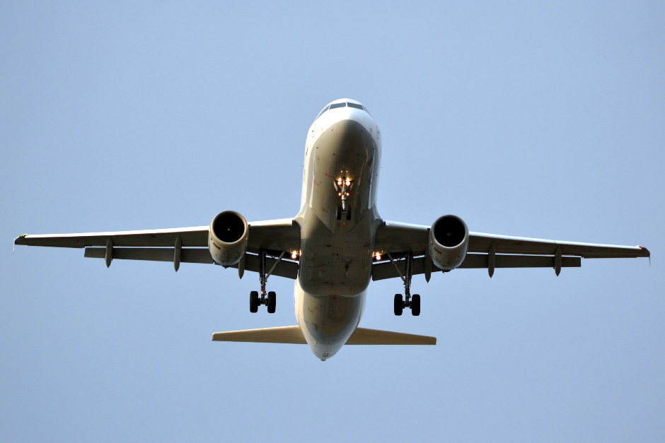Wiesbaden, Mainz und mehrere Kommunen im Main-Taunus-Kreis formieren sich gegen ein neues Betriebskonzept für den Frankfurter Flughafen. Sie befürchten deutlich mehr Fluglärm durch zusätzliche Starts über die Nordwest-Route und werfen Fraport einen Bruch früherer Zusagen vor.