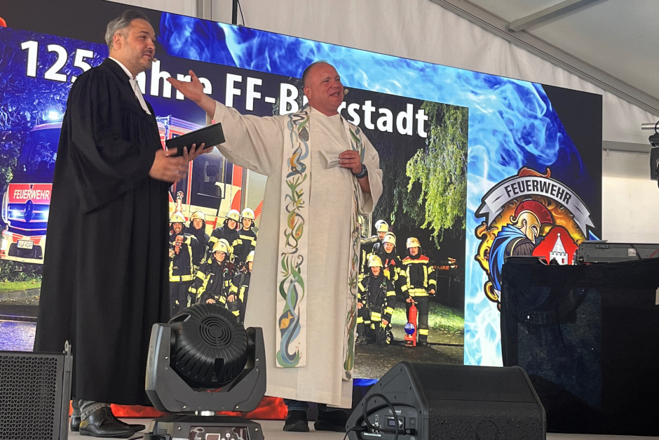 Die Freiwillige Feuerwehr Bierstadt hat ihren 125. Geburtstag mit einem besonderen ökumenischen Gottesdienst auf der Feuerwache gefeiert. Unter dem Leitspruch „Gott zur Ehr, dem Nächsten zu Wehr" sprachen Pfarrer Philipp Messner und Frank Schindling über Zusammenhalt und Hilfe.