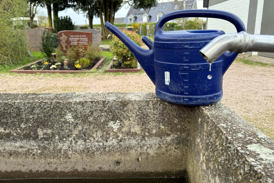 Wegen eines Wasserrohrbruchs musste die Wasserversorgung auf dem Nordfriedhof in Wiesbaden zunächst abgestellt werden. Betroffen sind mehrere Abteile, die Wasserschöpfbecken sind jedoch gefüllt, sodass das Gießen weiterhin möglich bleibt