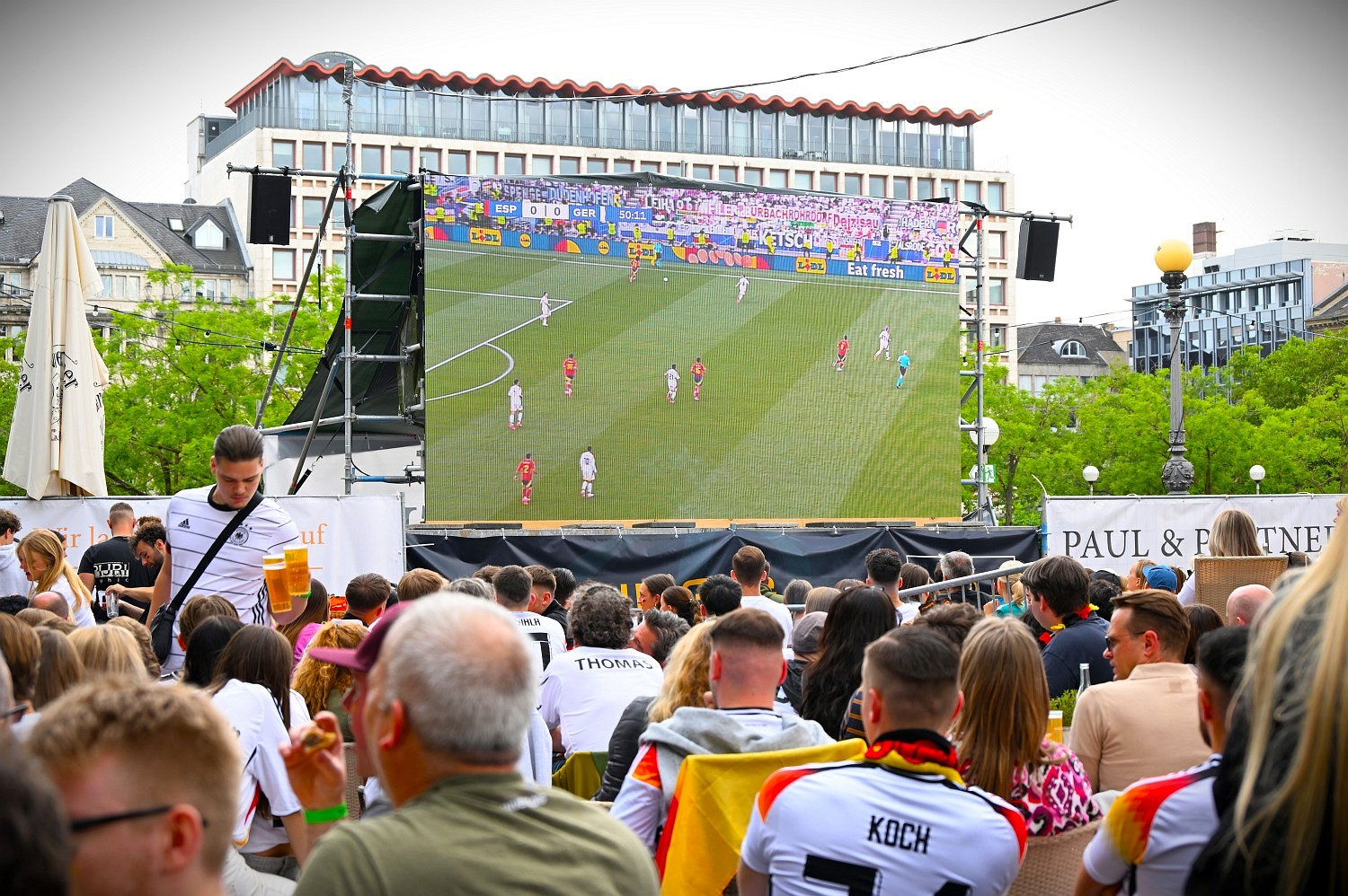 Während der Fußball-Weltmeisterschaft können in Wiesbaden Genehmigungen für Ausnahmen vom Lärmschutz für öffentliche Übertragungen im Freien erteilt werden.
