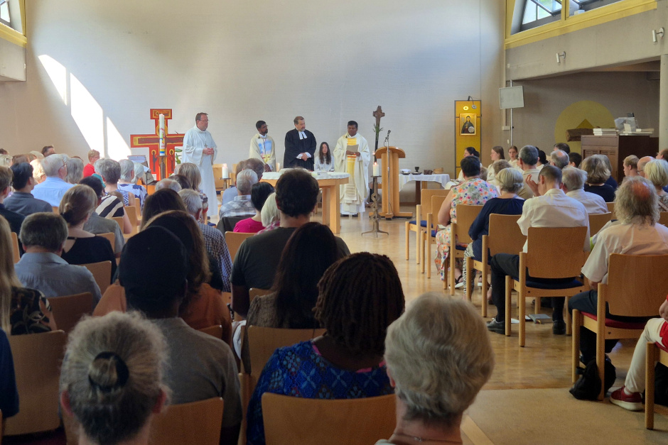Wetterunsicherheit zwingt zur Planänderung: Freiluft-Gottesdienst im Bierstadter Fichter Wäldchen zieht in die Erbenheimer Kirche Maria Aufnahme um. Neuer Start 11:15 Uhr am 14. Mai – Band BON inklusive.