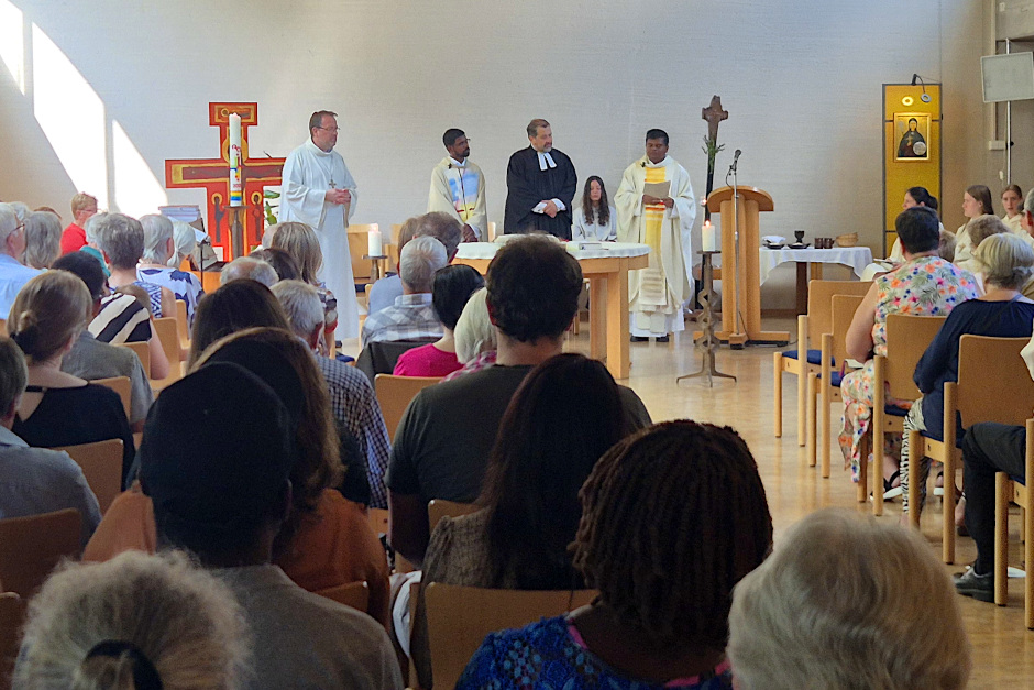 In diesem Jahr lädt die Pfarrei St. Birgid am 4. Juni zur gemeinsamen Fronleichnamsfeier für alle Kirchorte nach Erbenheim ein. Nach Gottesdienst und Prozession durch den Stadtteil folgt rund um Maria Aufnahme ein Gemeindefest mit ökumenischem Zeichen, Kinderprogramm und kulinarischem Angebot.