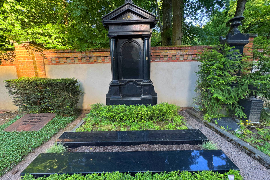 Magistrat und Ältestenrat haben die Verlängerung des Ehrengrabes von Georg August Zinn auf dem Wiesbadener Nordfriedhof beschlossen.
