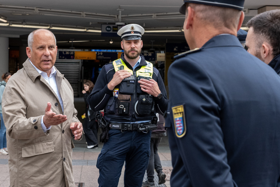 Beim neunten länderübergreifenden Sicherheitstag haben Polizei, Bundespolizei und Zoll am Dienstag, 6. Mai, in Hessen mehr als 2.000 Menschen kontrolliert, 37 Personen festgenommen und elf Haftbefehle vollstreckt. Wiesbaden gehörte dabei zu den Städten, in denen die bestehenden Waffenverbotszonen besonders kontrolliert wurden.