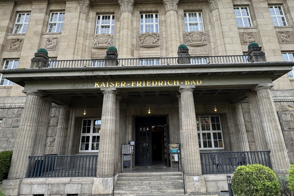 Die Kaiser-Friedrich-Therme bleibt vom 1. Juni bis einschließlich 31. August geschlossen. In dieser Zeit werden Wartungs-, Reinigungs- und Instandhaltungsarbeiten durchgeführt, bevor der reguläre Badebetrieb am 1. September wieder startet.