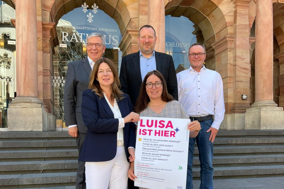 Die Wiesbadener Schwimmbäder setzen künftig auf die Kampagne „Luisa ist hier“. Frauen und Mädchen können dort bei Bedrohung, Belästigung oder Unsicherheit diskret Hilfe anfordern – schnell, niedrigschwellig und ohne große Worte.