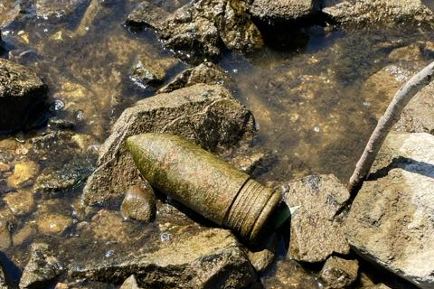 Am Rheinufer in Wiesbaden-Biebrich ist am Pfingstmontagmittag ein rund 30 Zentimeter langes Panzergeschoss entdeckt worden. Der Fund führte kurzzeitig zu Absperrungen an der Rheingaustraße, eine Gefahr bestand jedoch zu keiner Zeit.