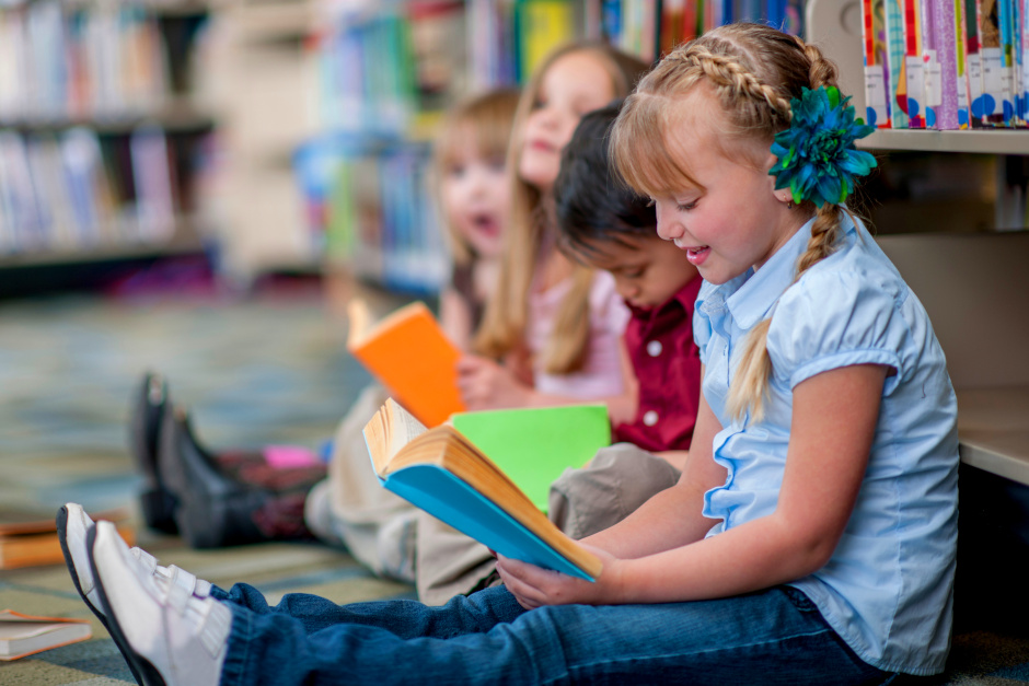 Im Foyer des Rathauses Wiesbaden können Eltern, Großeltern und Interessierte vom 18. bis 29. Mai die Ausstellung „Vorlesen für Kinder – Tipps und Tricks“ besuchen. Begleitende Workshops zeigen, wie Vorlesen dialogisch, kindgerecht und beziehungsstärkend gelingt.