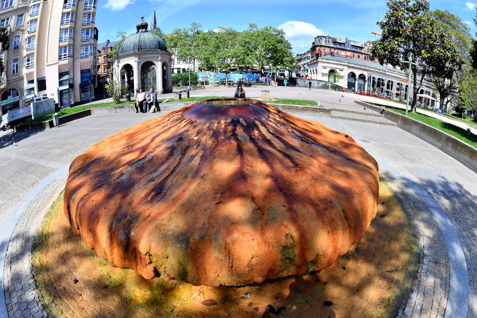 Der Kochbrunnen am Kranzplatz – eine der bekanntesten Thermalquellen Wiesbadens – wird von Montag, 11. Mai, bis Mittwoch, 13. Mai, gründlich gereinigt. Dabei werden auch die markanten Sinterablagerungen entfernt. Bürgerinnen und Bürger, die einen der begehrten Sintersteine mitnehmen möchten, können dies bis Dienstag, 12. Mai, um 12 Uhr direkt vor Ort tun.