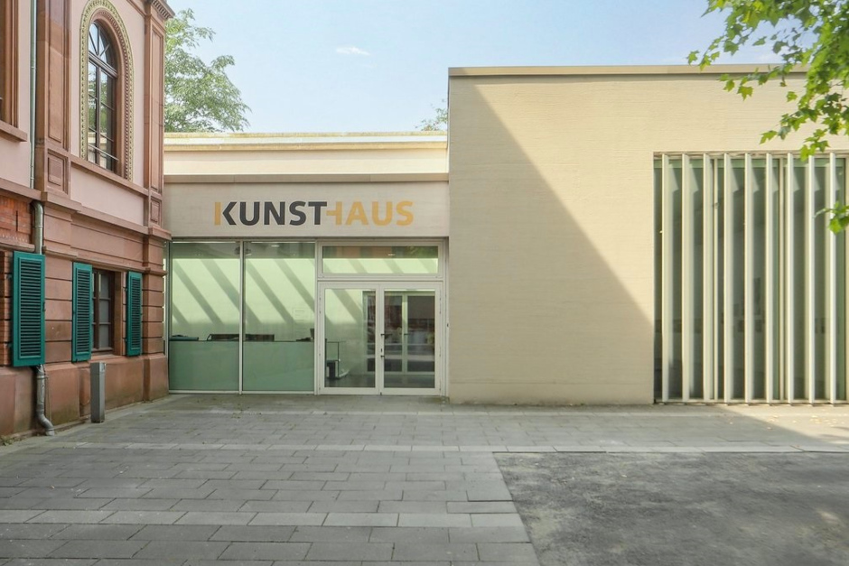 Seit 7. Mai online: Die frische Internetseite des Kunsthauses Wiesbaden macht Ausstellungen, Artothek und Atelierhaus zugänglich – in 12 Sprachen, barrierefrei mit Gebärdensprache und virtuellem Rundgang.