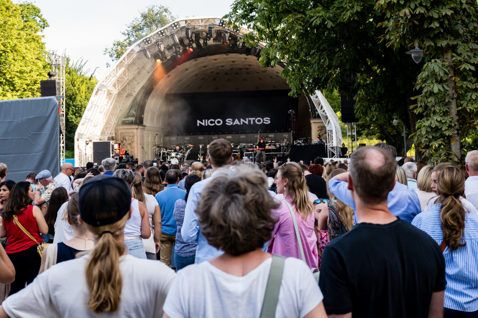 Das Wiesbadener Kurhaus-Ensemble wird zur Bühne für moderne Open-Air-Formate