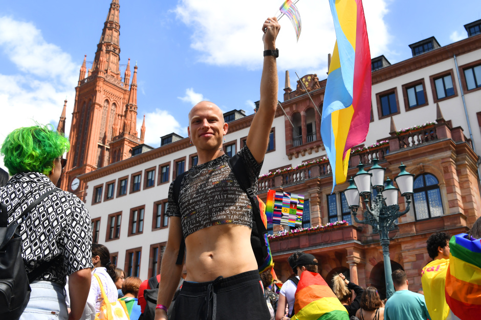 Ein starkes und farbenfrohes Zeichen für Toleranz, Akzeptanz und ein respektvolles Miteinander: Am Freitagabend, 22. Mai, verwandelte sich der Festsaal des Wiesbadener Rathauses wieder in ein Zentrum der Vielfalt. Beim traditionellen Regenbogenempfang würdigte die Stadtspitze die unermüdliche Arbeit der lokalen LSBT*IQ-Gruppen. Neben feierlichen Momenten wie dem 40. Jubiläum der Aidshilfe gab es jedoch auch ernste Töne: Eine aktuelle Erhebung legt offen, dass Diskriminierung im städtischen Alltag nach wie vor ein massives Problem darstellt.
