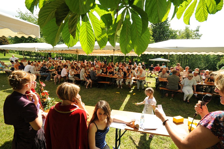 Zwei Tage volles Programm in Breckenheim: Die 55. Ländchestage locken am Pfingstsonntag und Pfingstmontag mit einer perfekten Mischung aus Action, Familienspaß und Partystimmung. Vom großen Festumzug über spektakuläre Schauübungen der Jugendfeuerwehr bis hin zum Discoabend mit DJ Paul ist in der Pfingstbornanlage alles vorbereitet.