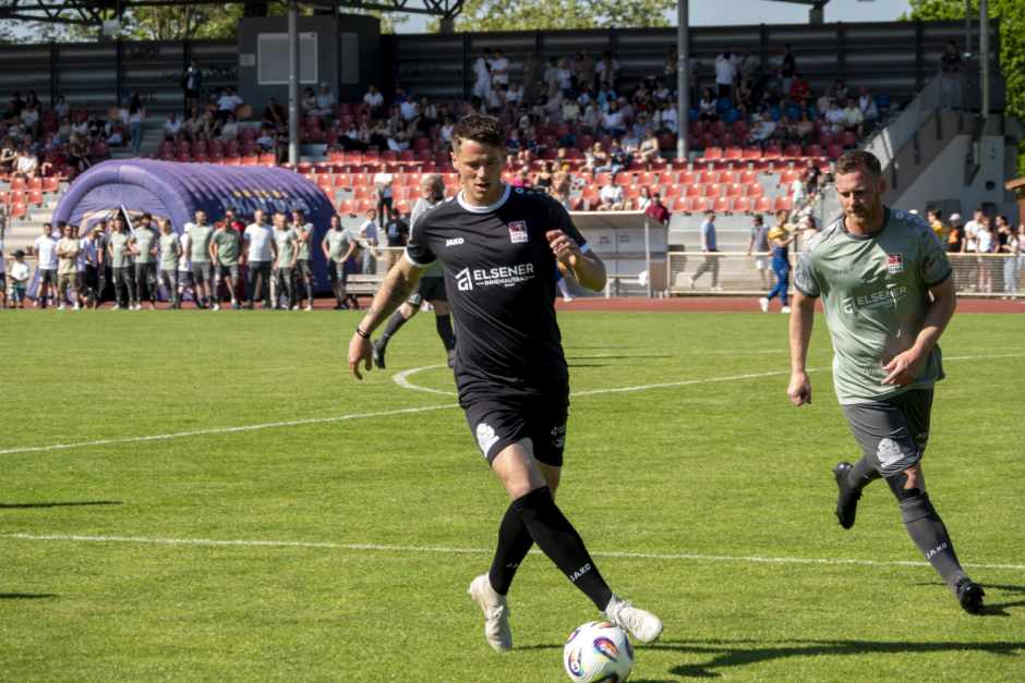 Großes Fußballfest für den guten Zweck in der Landeshauptstadt: Am Samstag, 30. Mai 2026, verwandelt sich die Wiesbadener BRITA Arena in ein Mekka für Fußballfans und Promi-Jäger. Beim Benefizturnier „Langholzcup“ kicken ehemalige Bundesliga-Profis, Weltmeister und Showstars Seite an Seite. Das klare Ziel des Tages: Tore schießen und Spenden für den Verein „Krebskranke Kinder Mainz e.V.“ sammeln.