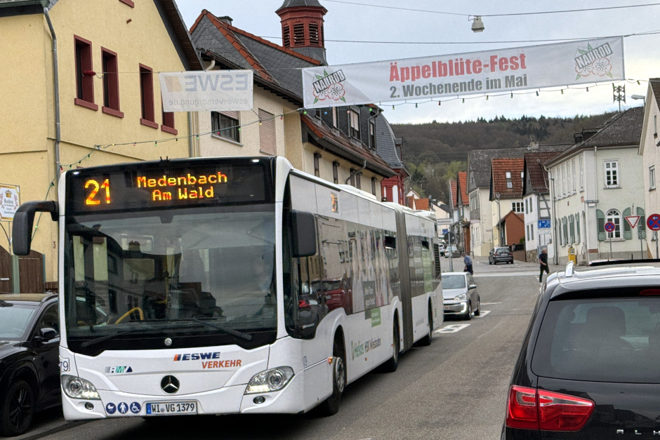 Zum Nauroder Äppelblütefest vom 8. bis 11. Mai bietet ESWE Verkehr wieder ein Veranstaltungsticket an. Besucherinnen und Besucher können damit bequem und ohne Parkplatzsuche mit Bus und Bahn anreisen und den Festbesuch entspannt genießen.