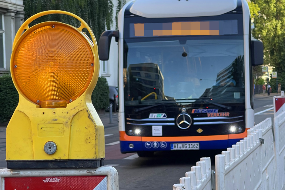 Einbahnstraßenregelung in der Stielstraße in Wiesbaden-Schierstein. Busse werden umgeleitet.