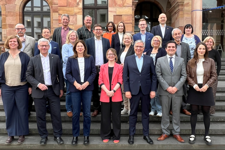 Oberbürgermeister Gert-Uwe Mende hat die neu gewählten Mitglieder des Wiesbadener Magistrats zur ersten Sitzung am 5. Mai im Rathaus willkommen geheißen. Das Gremium ist die Spitze der Verwaltung und trifft wöchentlich zu wichtigen Entscheidungen.