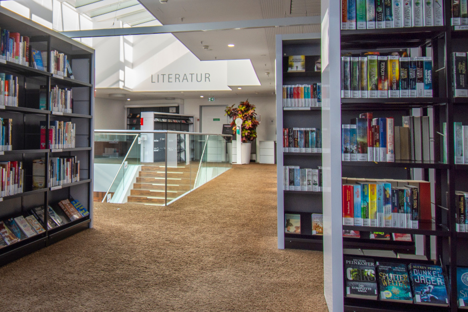 Spannender Blick hinter die Kulissen einer modernen Bildungsoase: Der Seniorenbeirat der Landeshauptstadt Wiesbaden lädt am Montag, 1. Juni 2026, zu einer exklusiven Besichtigung der Stadt- und Musikbibliothek ein. Interessierte Bürgerinnen und Bürger haben an diesem Tag die Gelegenheit, das vielseitige Angebot der Mauritius-Mediathek im Rahmen von zwei professionellen Führungen hautnah kennenzulernen. Eine rechtzeitige Anmeldung ist erforderlich.