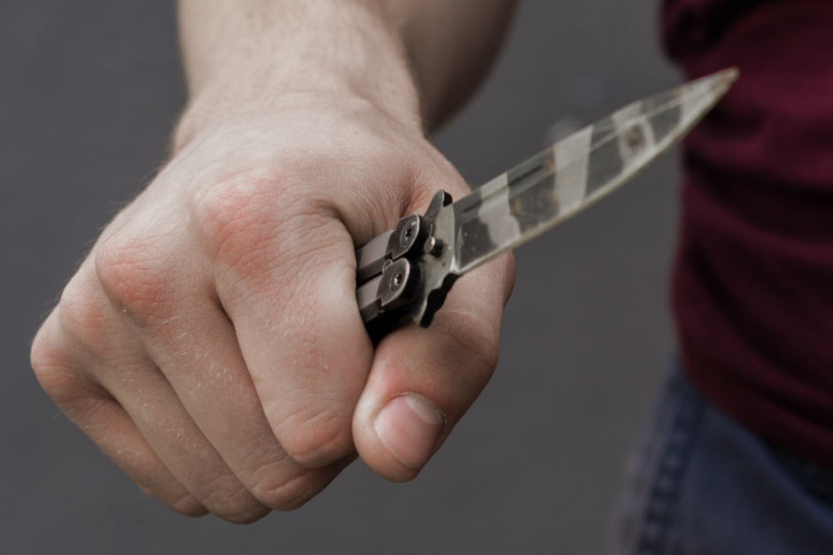 In der Schlichterstraße in Wiesbaden-Mitte ist am Dienstagmorgen eine Frau ohne erkennbaren Anlass angegriffen worden. Als ein Begleiter eingriff, bedrohte der Täter ihn mit einem Messer und flüchtete anschließend in Richtung Hauptbahnhof.