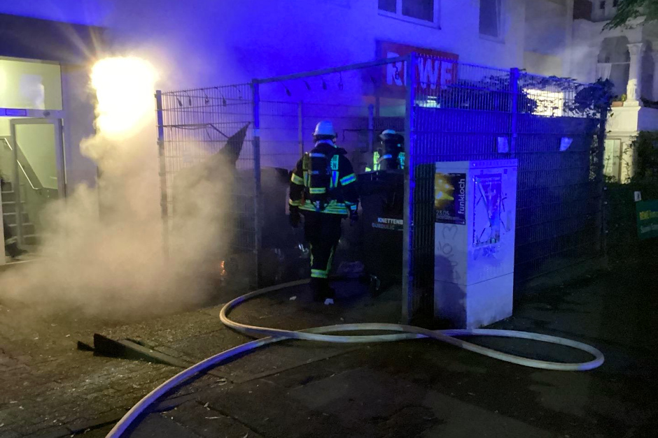 In Wiesbaden haben in der Nacht zum Donnerstag erneut mehrere Großraummülltonnen gebrannt. Dank des schnellen Einsatzes von Feuerwehr und Leitstelle konnten größere Schäden verhindert werden – die Polizei ermittelt wegen möglicher Brandstiftung.