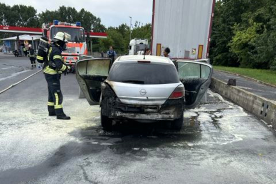 Auf der Tank- und Rastanlage Wiesbaden Medenbach-West an der A3 Richtung Frankfurt ist am Samstagmittag ein Opel Astra in Brand geraten. Die Fahrerin und ihre zwei Kinder blieben unverletzt, der Wagen erlitt jedoch Totalschaden.