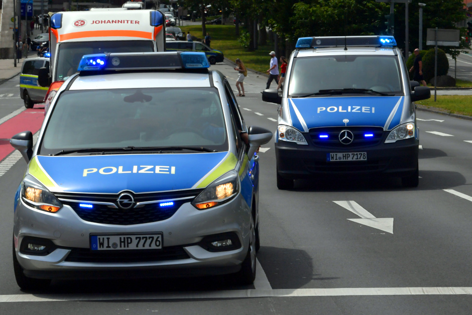 Am Freitagmittag kam es in Wiesbaden zu einem größeren Polizeieinsatz. Ein 33-Jähriger, der gegen Fahrzeuge schlug und Passanten bedrohte, leistete bei seiner Festnahme Widerstand und verletzte dabei einen 35-jährigen Beamten leicht.