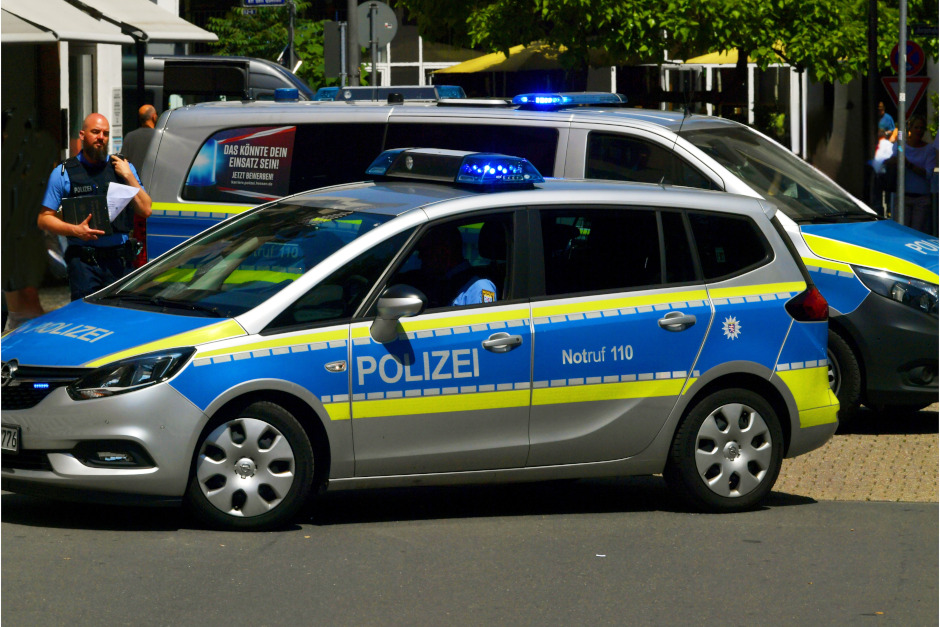 In Wiesbaden-Dotzheim ist ein 12-jähriger Junge am Samstagabend von einem 15-Jährigen mit einem Taser angegriffen worden. Die Polizei nahm die Gruppe noch im Sauerlandpark fest, zudem wurde ein gestohlener Motorroller sichergestellt.