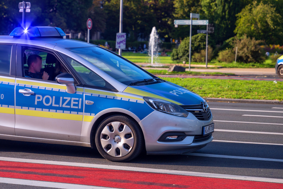In den Reisinger Anlagen ist am Freitagabend einem 38-jährigen Wiesbadener während des Sonnenbadens das Handy gestohlen worden. Als der Mann die mutmaßlichen Täter verfolgte, wurde er mit Pfefferspray attackiert.