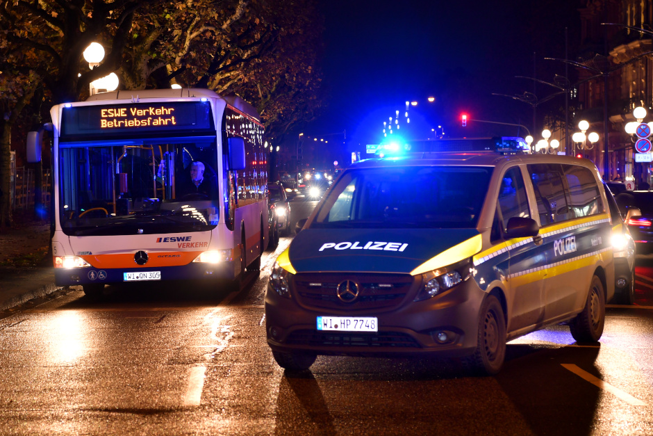 Alkoholisiertes Drama nach zusammen feiern: 18-Jähriger schubst Bekannten vor Bus in Wiesbaden - Fuß gebrochen, Täter festgenommen. Polizei ermittelt wegen gefährlicher Körperverletzung.