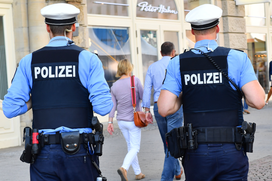 In der Kirchgasse in Wiesbaden ist am Mittwochabend ein 14-jähriges Mädchen belästigt worden. Ein unbekannter Mann hielt sie am Arm fest und fasste sie gegen ihren Willen am Gesäß an. Die Polizei sucht Zeugen.