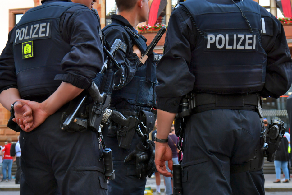 Bei einer Kontrolle am Luisenplatz in Wiesbaden geriet ein stark alkoholisierter 34-Jähriger außer Kontrolle. Er trat und biss nach Polizisten, bedrohte und beleidigte sie – beide Beamten blieben dienstfähig.